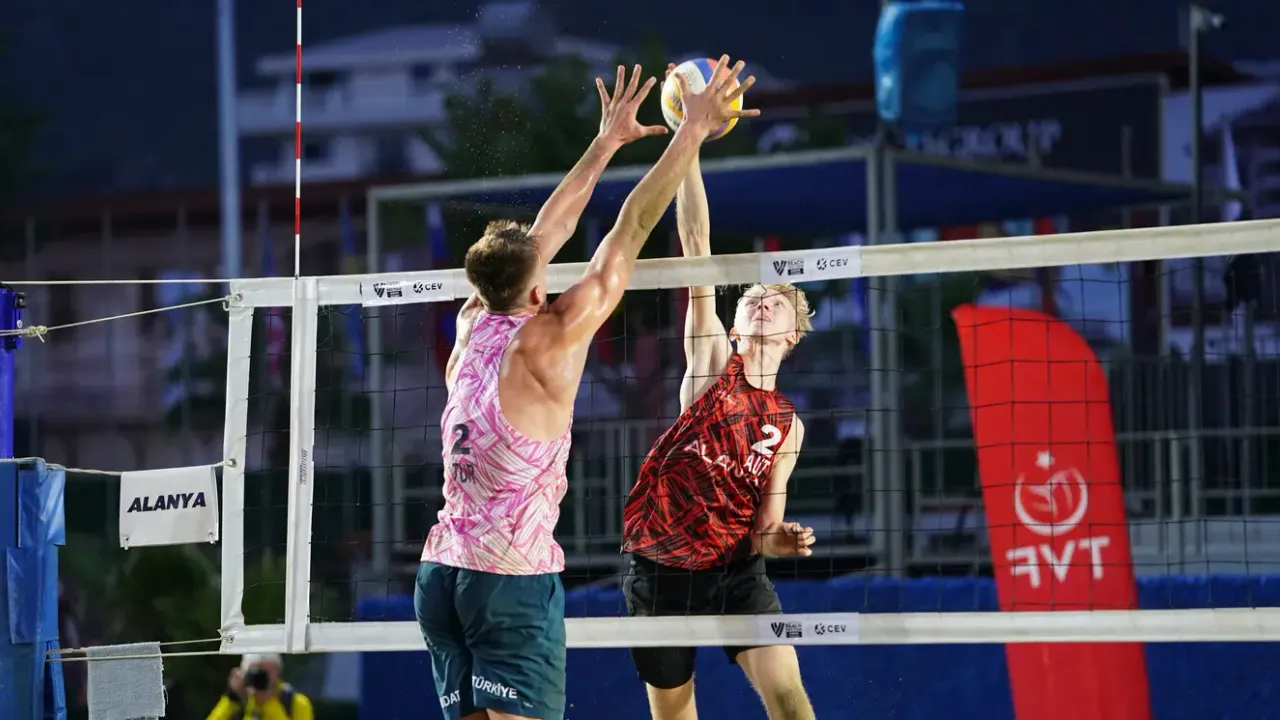 Alanya’da plaj voleybolu rüzgarı esti: Yusuf Özdemir gümüş aldı