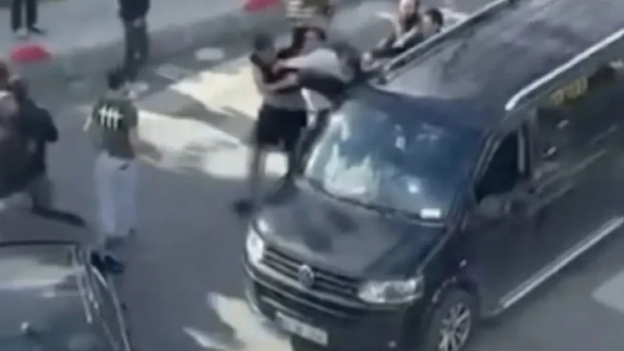 Bayrampaşa’da yol verme kavgası büyüdü: Kafa atınca ortalık karıştı