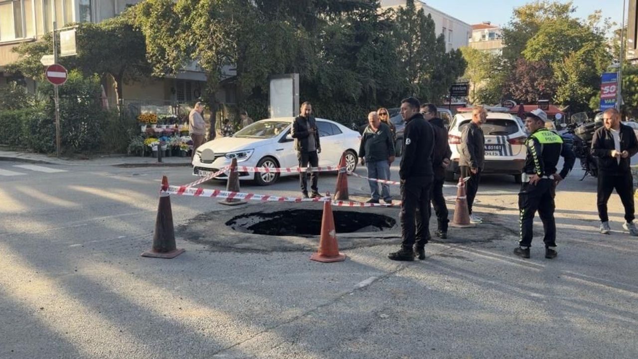 Beşiktaş’ta ana caddede yol çöktü: “Birinin başına büyük bela gelebilirdi”