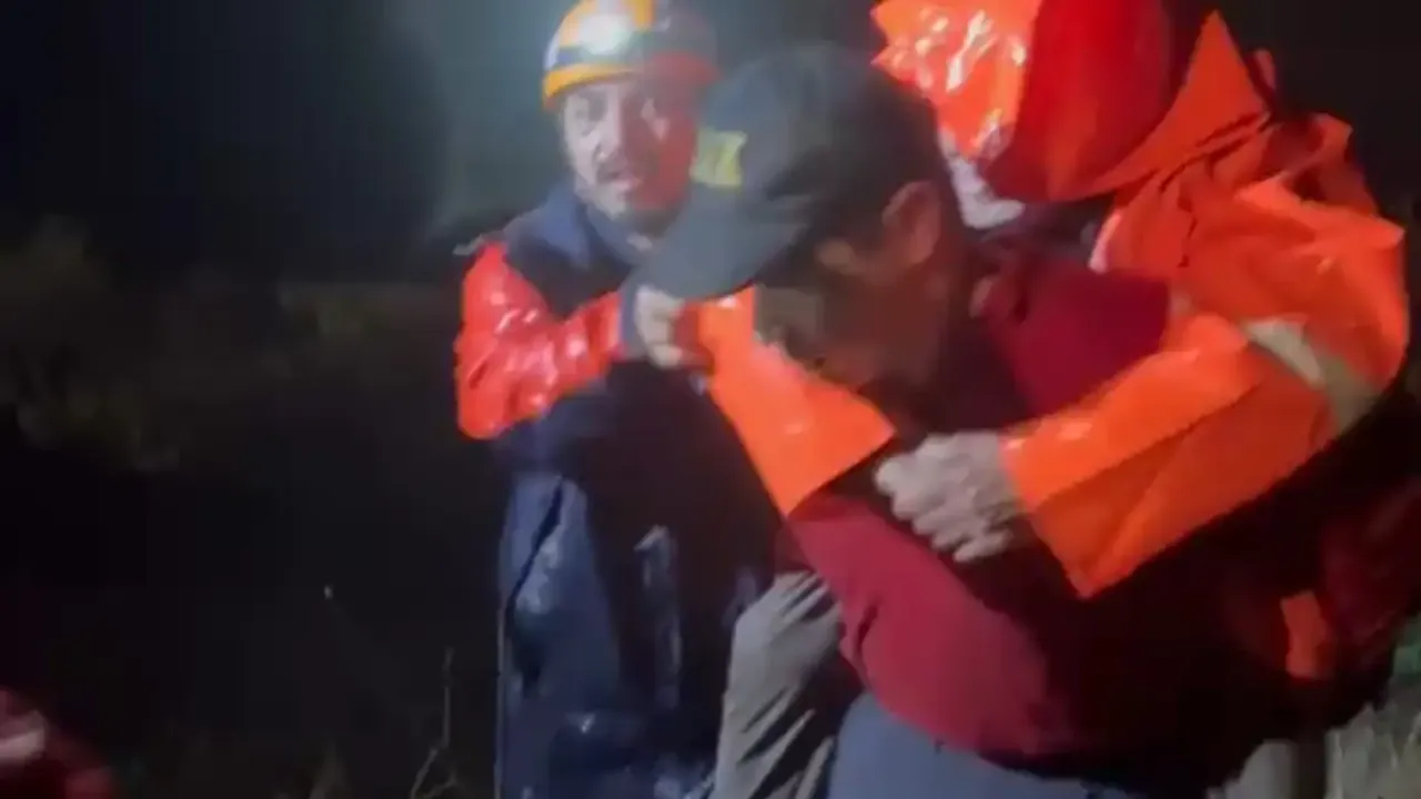 Bursa’da kaybolan yaşlı çifti ekipler kurtardı! Jandarma sırtında taşıdı
