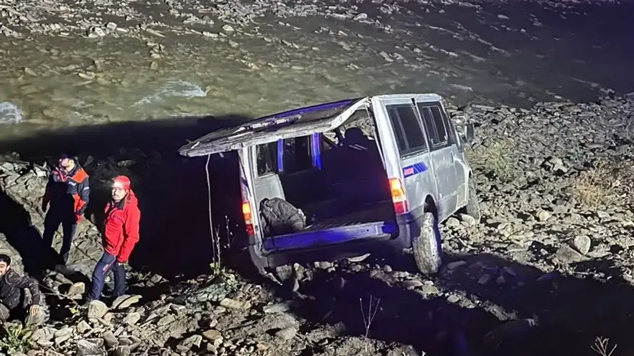 Hakkâri’de göçmenleri taşıyan minibüs dereye yuvarlandı: 20 yaralı