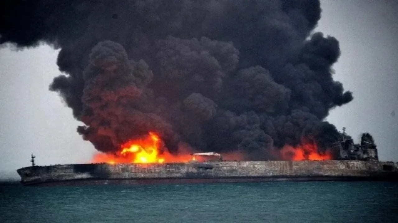 Hürmüz Boğazı’nda süper tanker mayına çarptı!