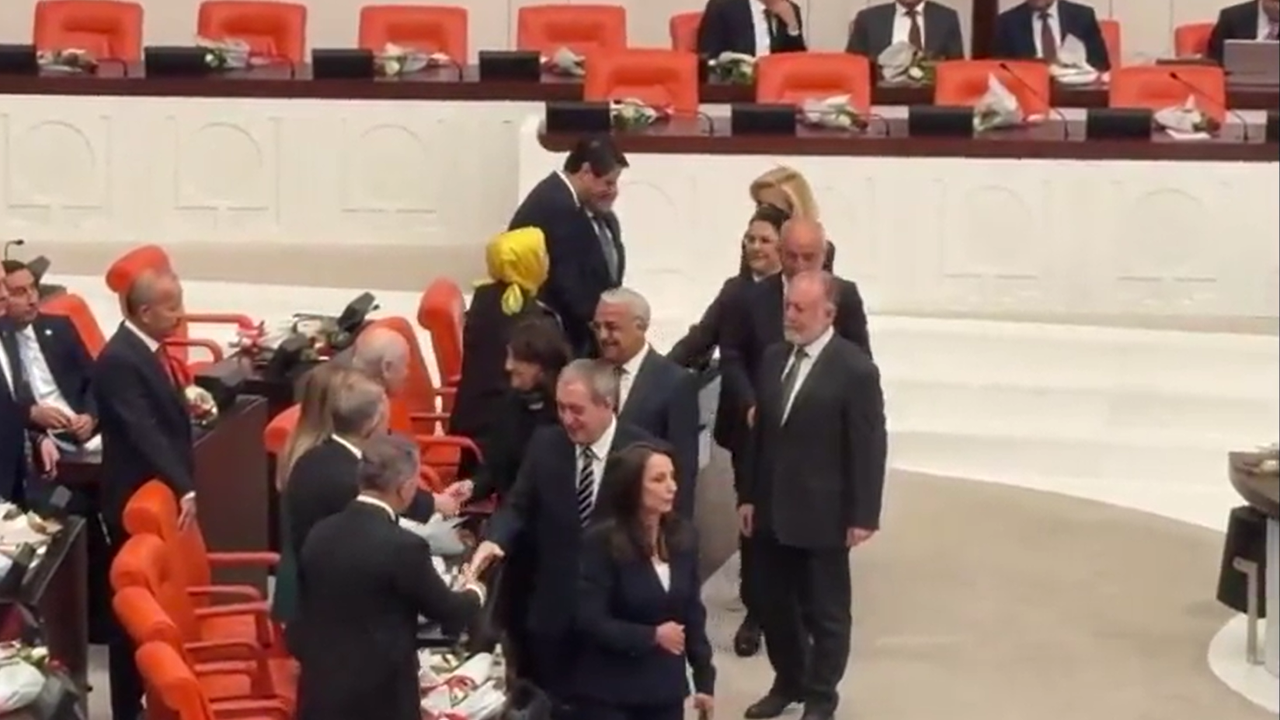 Meclis'te dikkat çeken anlar: DEM Parti heyeti Bahçeli ile selamlaştı
