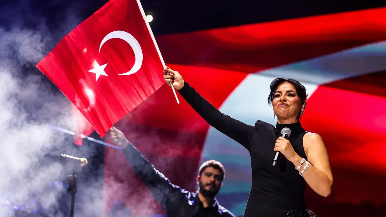 Yenimahalle’de Cumhuriyet coşkusu Zara konseriyle başladı
