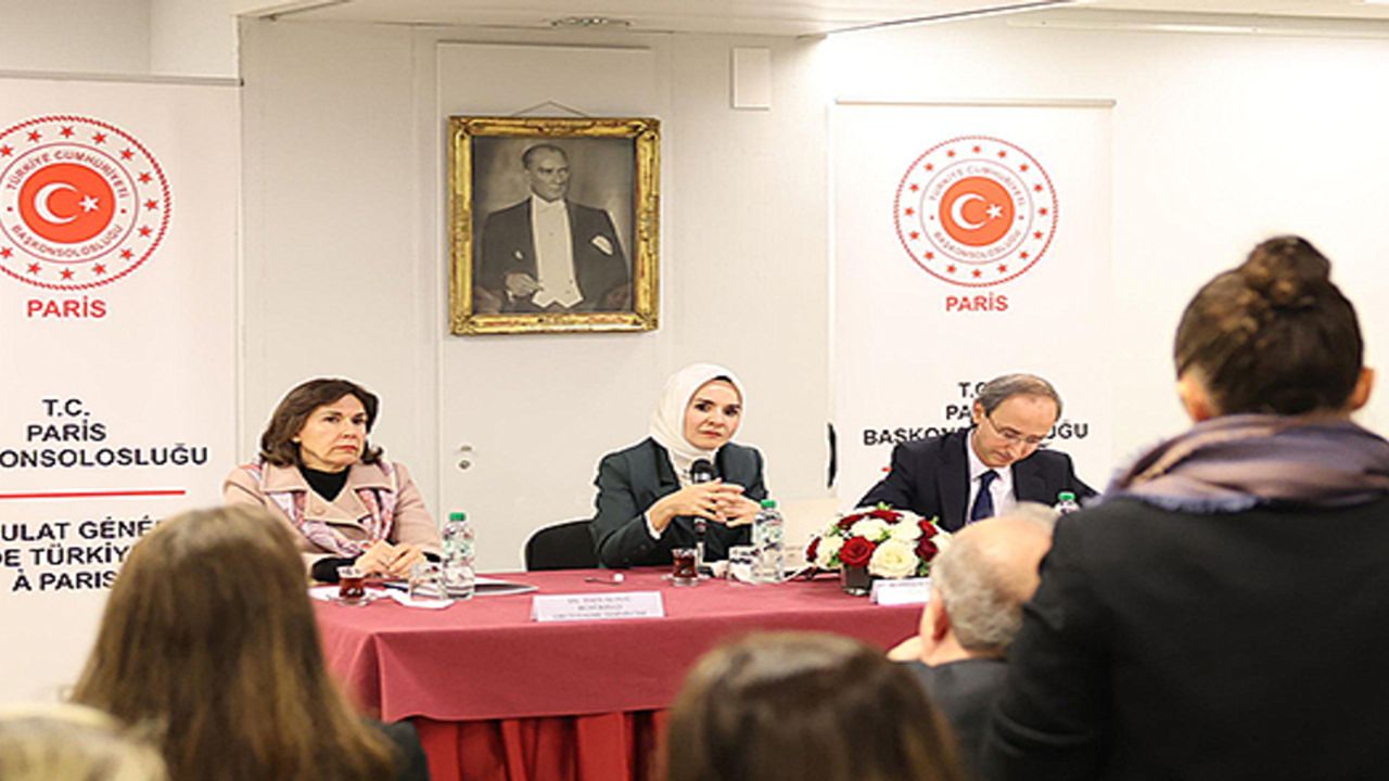 Bakan Göktaş, Paris’te Türk Vatandaşlarıyla Bir Araya Geldi