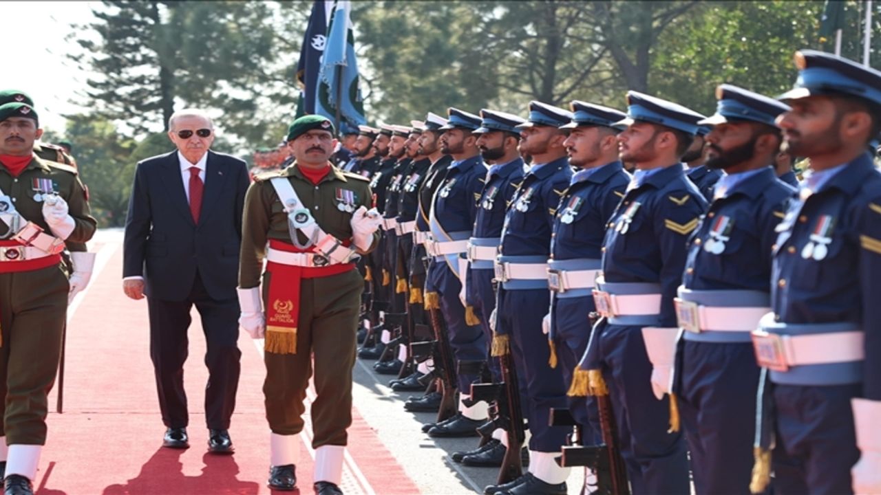 Cumhurbaşkanı Erdoğan, Pakistan’da Resmi Temaslarda Bulundu