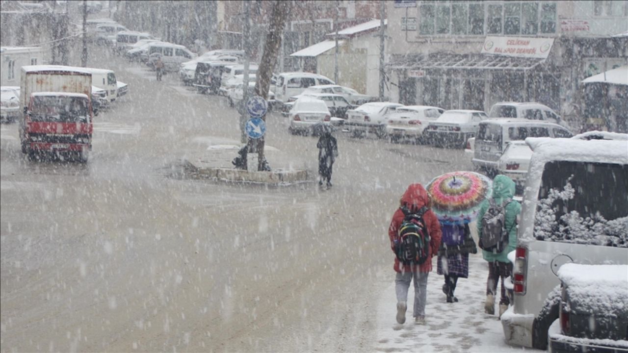 Adıyaman'da Kar Yağışı Ulaşımı ve Eğitimi Olumsuz Etkiliyor
