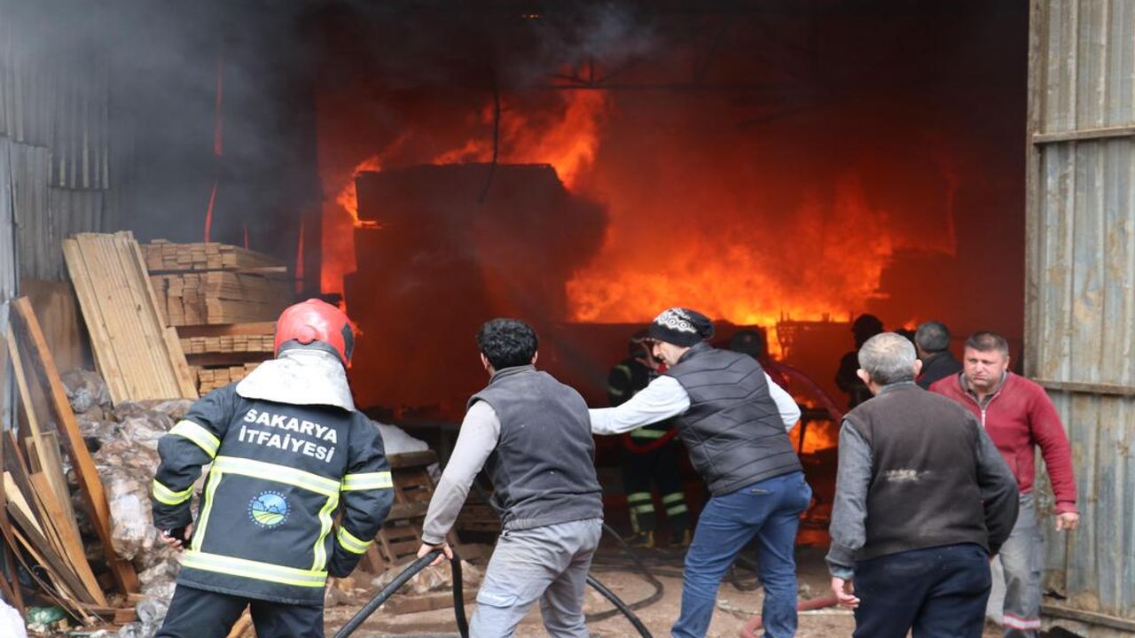 Sakarya'da mobilyacılar çarşısında çıkan yangına müdahale ediliyor