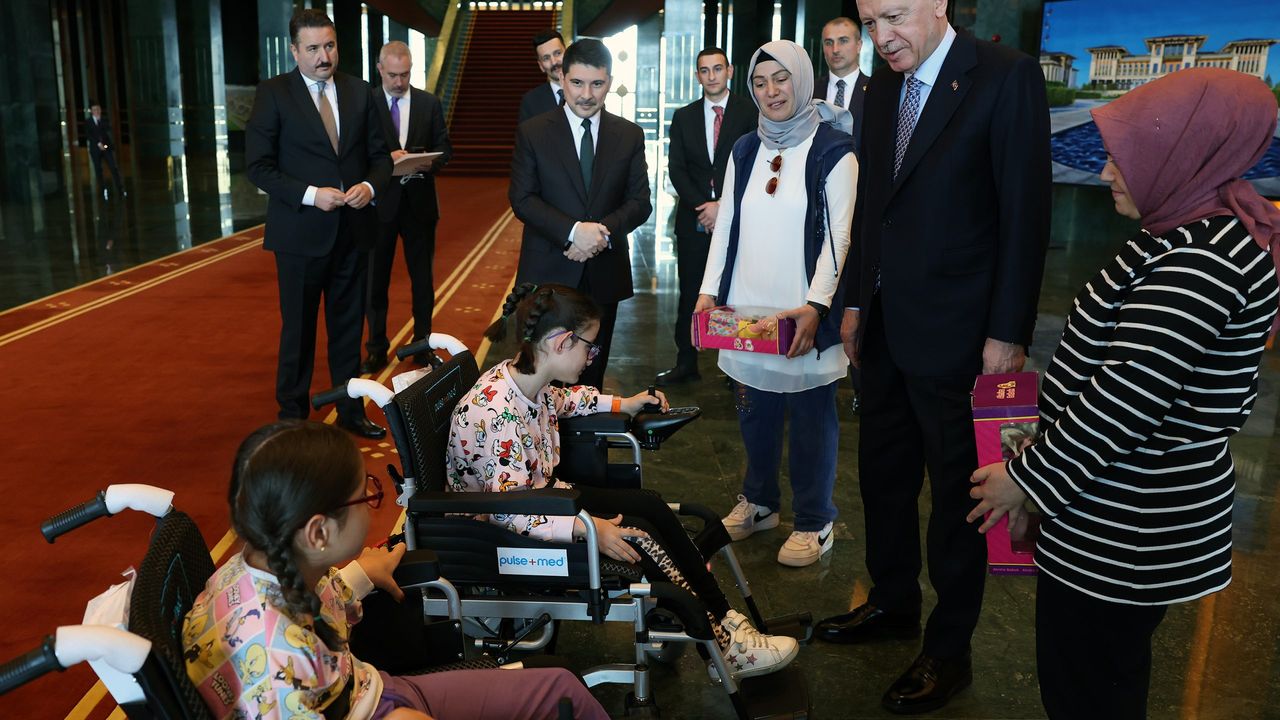 Cumhurbaşkanı Erdoğan iki engelli kız çocuğunu Külliye'de kabul etti