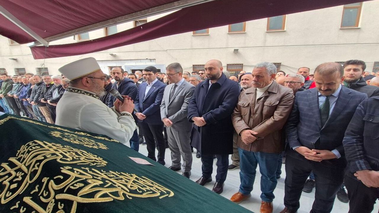 Eski eşi tarafından katledilen Damla'nın tabutunu kadınlar taşıdı