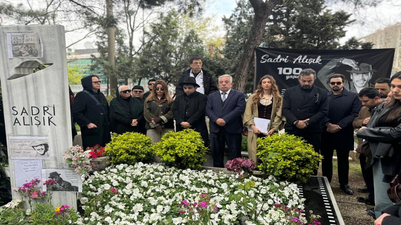 Usta sanatçı Sadri Alışık mezarı başında anıldı