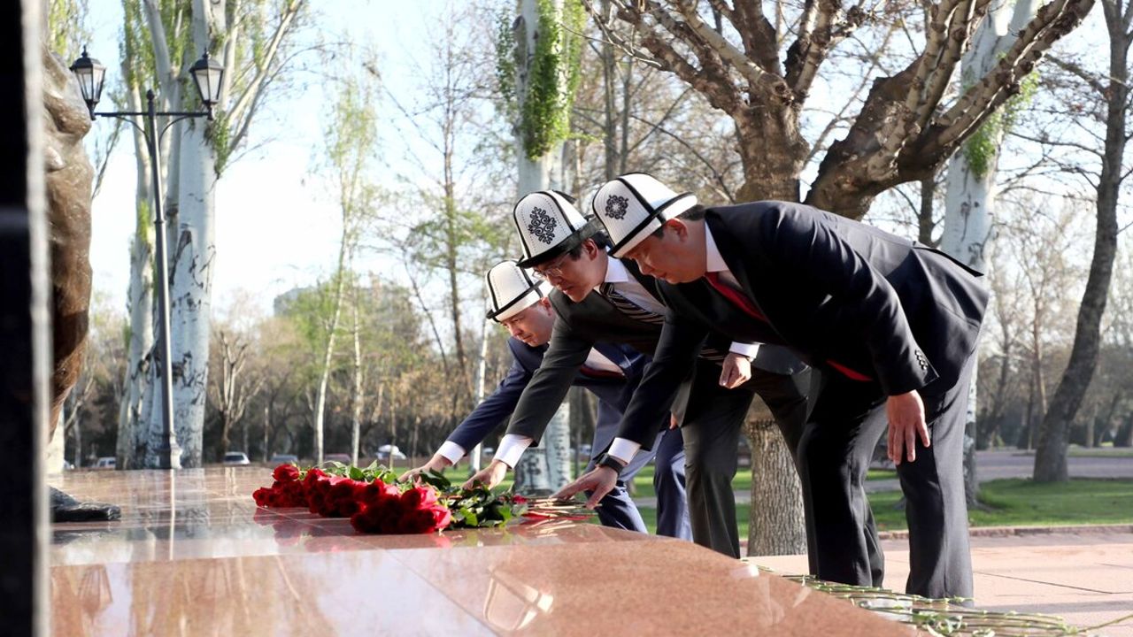 Kırgızistan'da "7 Nisan Halk Devrimi" kurbanları anıldı