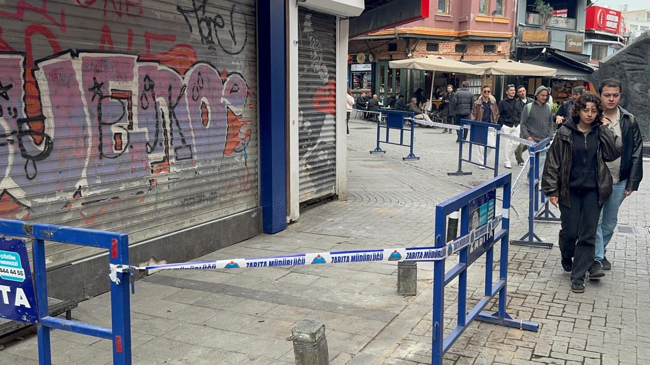 Beşiktaş Çarşı'da panik anları! Depremde çatısı çöken bina tahliye edildi