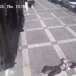 Dehşete düşüren anlar: 13 yaşındaki kız çocuğu ikinci kattan betona düştü!
