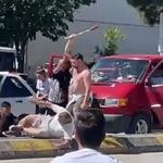 Trafikte meydan kavgası: Kaçmaya çalışan minibüse taş fırlattılar