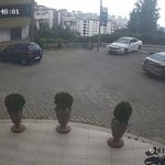 Fren yerine gaza bastı, otomobil site duvarından aşağı uçtu: 1’i çocuk 3 yaralı