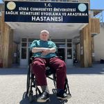 Dünya tıp literatüründe bir ilk! Tekerlekli sandalyeyle 28 yıldır ameliyat yapıyor