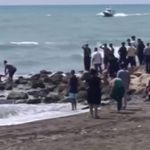 Hatay'da deniz yasağına aldırış etmeyen 3 kişi dalgalara kapıldı