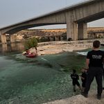 Fırat nehri kenarında piknik yaparken mahsur kaldılar!