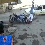 Motosiklet sürücüsü metrelerce havaya fırladı! Kaza kamerada