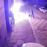 Esenyurt'ta eski sevgili dehşeti kamerada! Önce binayı kundakladı, ardından camları kırdı