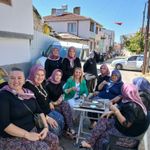 Gelin konvoyunun önünü kesen kadınlar yol ortasında tavla oynayıp, kahve içtiler