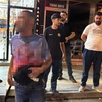 Karnından bıçaklandı, yol ortasında soyunup polise direndi