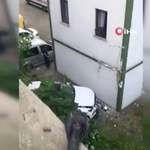 Trabzon’da duvardan uçan otomobilde kurtarma anları kameraya yansıdı