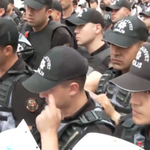 Gazilerin ablukaya alındığı sırada dikkat çeken görüntü: Polis memuru gözyaşlarını tutamadı