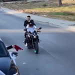 İstanbul’da düğün konvoyunda motosiklet şovu: Yere düştü, hiçbir şey olmamış gibi ayağa kalktı
