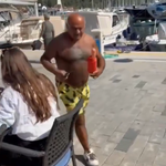 Marmaris’te turistleri şaşkına çeviren hareketler: Elindeki cisimle tuhaf davranışlar sergiledi