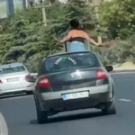 Manisa’da seyir halindeki otomobilde şaşkına çeviren görüntü: Sunroof’tan çıktı, ilginç hareketler yaptı