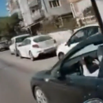 Çanakkale’de aynaları kapalı araç kullanan kadın sürücü, motorcunun uyarılarına aldırmadı
