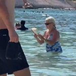 Antalya'da denizin ortasında kitap okuyan turist şaşırttı
