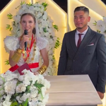 Gelin, nikah sonrası geleneği tersine çevirdi: Eşinin ayağına basmak yerine elini öptü