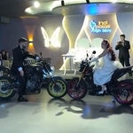 Düğün salonuna motosikletle giriş yaptılar! Çiftin sıra dışı gösterisi gündem oldu