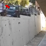 Üsküdar’da kargo teslimatında şaşırtan yöntem: Paketi demir parmaklıkların üzerinden attı
