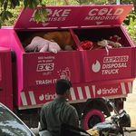 Eski sevgiliyi unutmanın yeni yolu! Tinder "Ex'leri çöpe atın" diyerek çöp kamyonu çıkardı