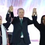 Erdoğan’ın rozetini taktığı isim tarihe geçti