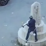 Askerlerin yanında anıtı parçaladı!