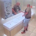 Sabunluk boş çıktı, ortalık karıştı: Aynaya yumruk attı!
