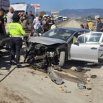 Otomobil bariyerlere ok gibi saplandı! Feci kaza kamerada