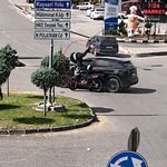Otomobille motosikletin çarpıştığı kaza kamerada: Sürücü böyle savruldu