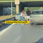 Çekmeköy’de trafik kazası sonrası tartışma: Kadın, yol ortasında erkeğe tekme attı