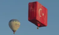 Kapadokya'da zafer coşkusu: Sıcak hava balonları Türk bayraklarıyla uçtu