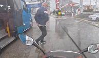 Akaryakıt istasyonuna girmek isteyen motosiklet inen yolcuya çarptı