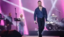 14 dikişli ayağıyla sahneye çıktı! Sinan Akçıl’ın o halleri hayranlarını mest etti