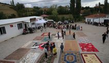 Evlerinden topladıkları halılarla kendi halı sahalarını kurdular
