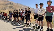 Yüksekova’da sporcular kış sezonuna asfalt yolda hazırlanıyor