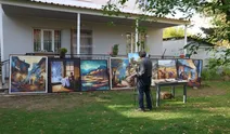 55 yıllık resim tutkusuyla evini sanat galerisine çevirdi